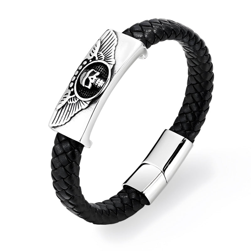 Bracelet homme en cuir tressé noir avec plaque argentée ornée d'une tête de mort ailée.