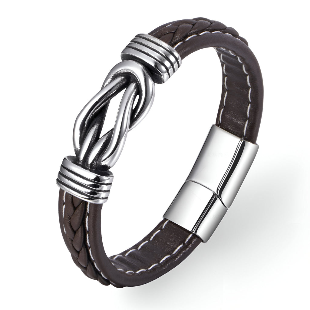Bracelet en cuir marron tressé avec fermoir et détail en acier inoxydable argenté.