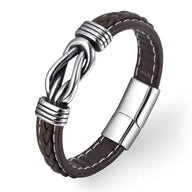 Bracelet en cuir marron tressé avec fermoir et détail en acier inoxydable argenté.