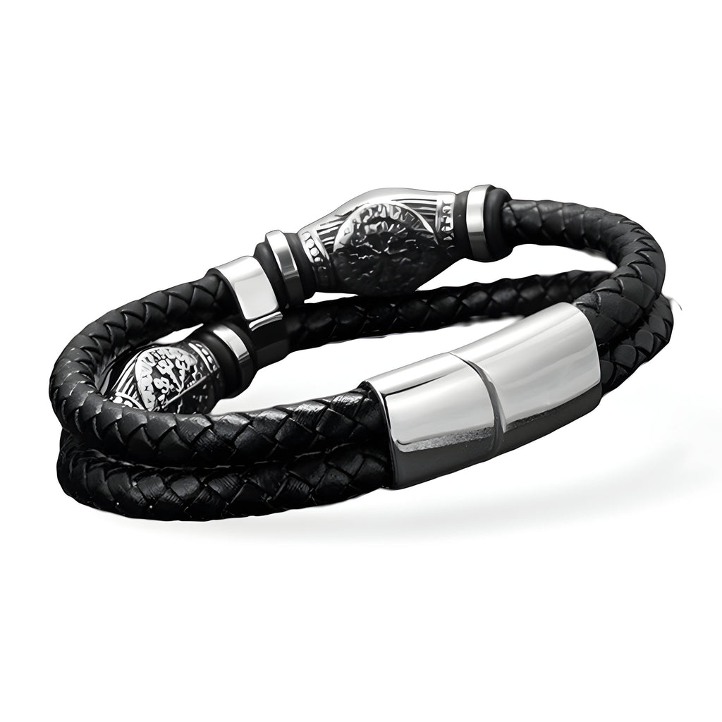 Bracelet en cuir noir tressé double tour avec détails métalliques gravés style viking et fermoir argenté brillant.