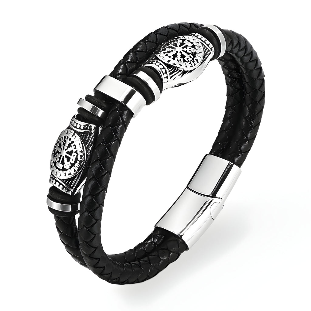 Bracelet en cuir noir tressé avec motifs vikings en métal argenté et fermoir magnétique lisse.