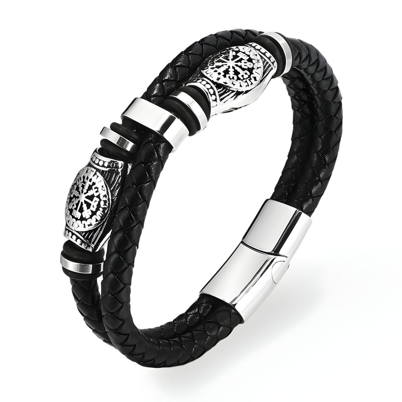 Bracelet en cuir noir tressé avec motifs vikings en métal argenté et fermoir magnétique lisse.
