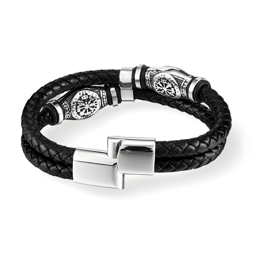 Bracelet en cuir noir tressé avec fermoir argenté et motifs vikings gravés sur les attaches métalliques.