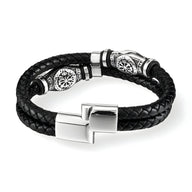 Bracelet en cuir noir tressé avec fermoir argenté et motifs vikings gravés sur les attaches métalliques.