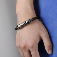Bracelet en cuir noir avec motif viking argenté, modèle Virgil, porté au poignet.