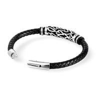 Bracelet homme en cuir noir tressé avec un motif viking en métal argenté et fermeture magnétique.
