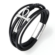 Bracelet en cuir noir multi-rangs avec motif croix argentée et fermoir magnétique argenté.