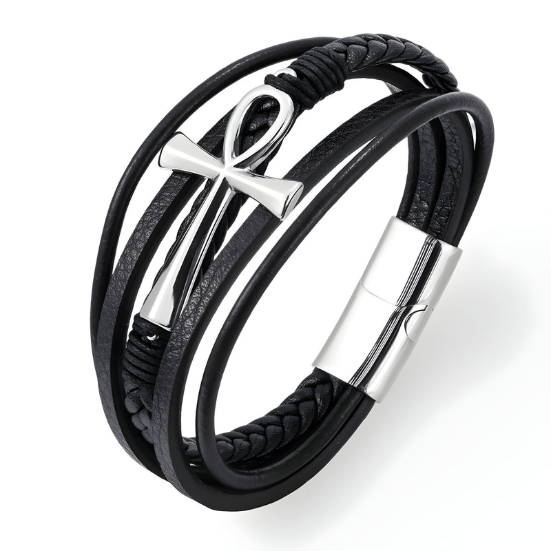 Bracelet en cuir noir multi-rangs avec motif croix argentée et fermoir magnétique argenté.