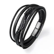Bracelet homme multi-rangs en cuir noir avec motif plume en métal argenté et fermoir magnétique.