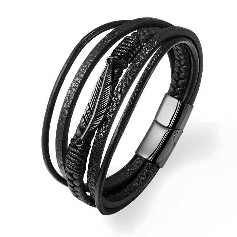 Bracelet homme multi-rangs en cuir noir avec motif plume en métal argenté et fermoir magnétique.