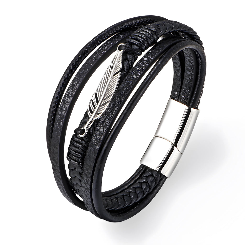 Bracelet multi-rangs en cuir noir avec motif plume argentée et fermoir magnétique acier.
