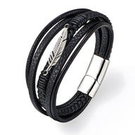 Bracelet multi-rangs en cuir noir avec motif plume argentée et fermoir magnétique acier.