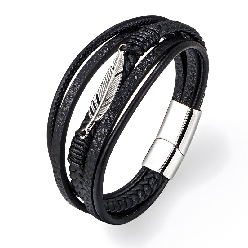 Bracelet multi-rangs en cuir noir avec motif plume argentée et fermoir magnétique acier.