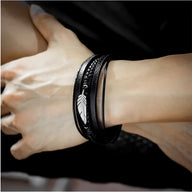 Bracelet multi-rangs en cuir noir avec pendentif plume en métal argenté, style Pierre.
