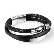 Bracelet en cuir noir multi-rangs avec motif tressé et fermoir argenté élégant.