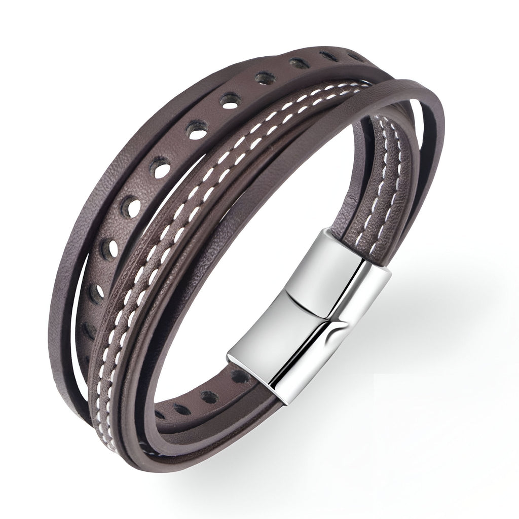 Bracelet multi-rangs en cuir marron avec perforations et fermeture métallique argentée élégante.