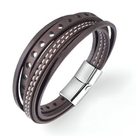 Bracelet multi-rangs en cuir marron avec perforations et fermeture métallique argentée élégante.