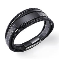 Bracelet multi-rangs en cuir noir avec tresse et fermoir métallique noir mat, style moderne.