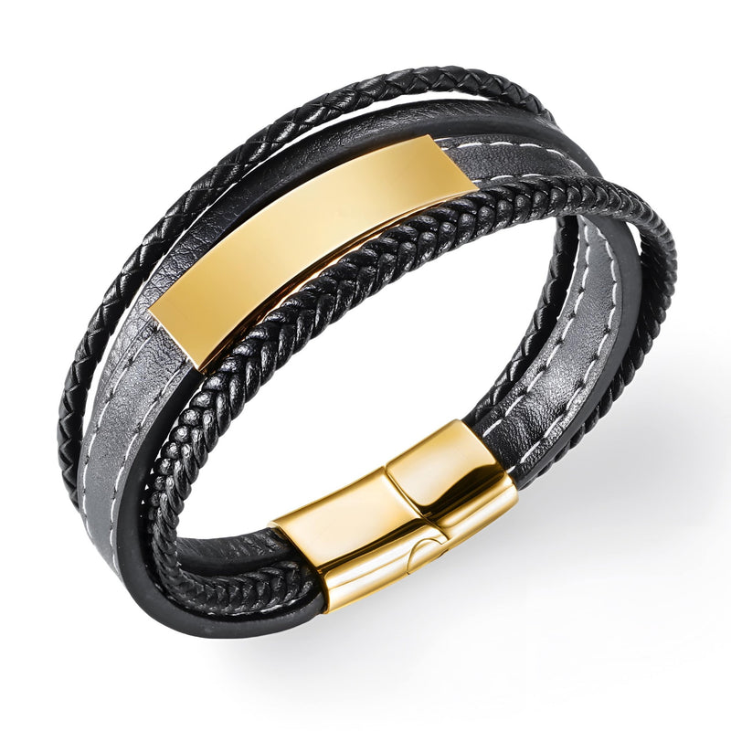 Bracelet multi-rangs en cuir noir avec plaque dorée et fermoir magnétique doré élégant.