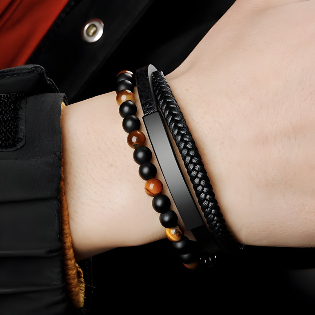 Bracelet homme en cuir noir tressé et perles naturelles œil de tigre avec plaque métallique noire.