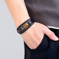 Bracelet multi-rangs homme en cuir noir avec perles et pierres œil de tigre marron et jaune.