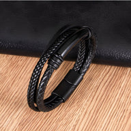 Bracelet homme en cuir noir tressé avec fermoir magnétique mat, style moderne et élégant.