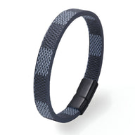 Bracelet homme en cuir bleu avec motif tissé géométrique et fermoir magnétique noir mat.