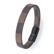 Bracelet en cuir marron avec motif tressé et fermoir magnétique noir élégant.