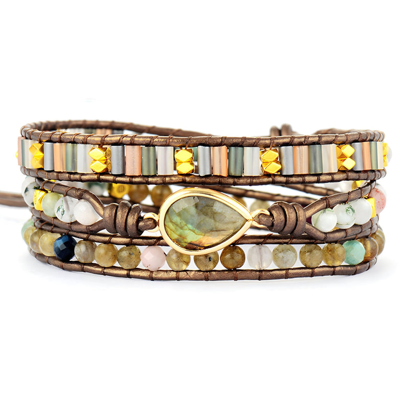 Bracelet multi-rangs en cuir avec labradorite, strass jaunes, perles multicolores et pierre centrale ovale.