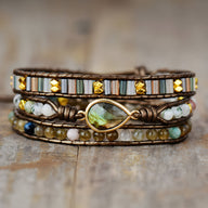 Bracelet multi-rangs en labradorite ovale, perles blanches et colorées, strass dorés et fil marron tressé.