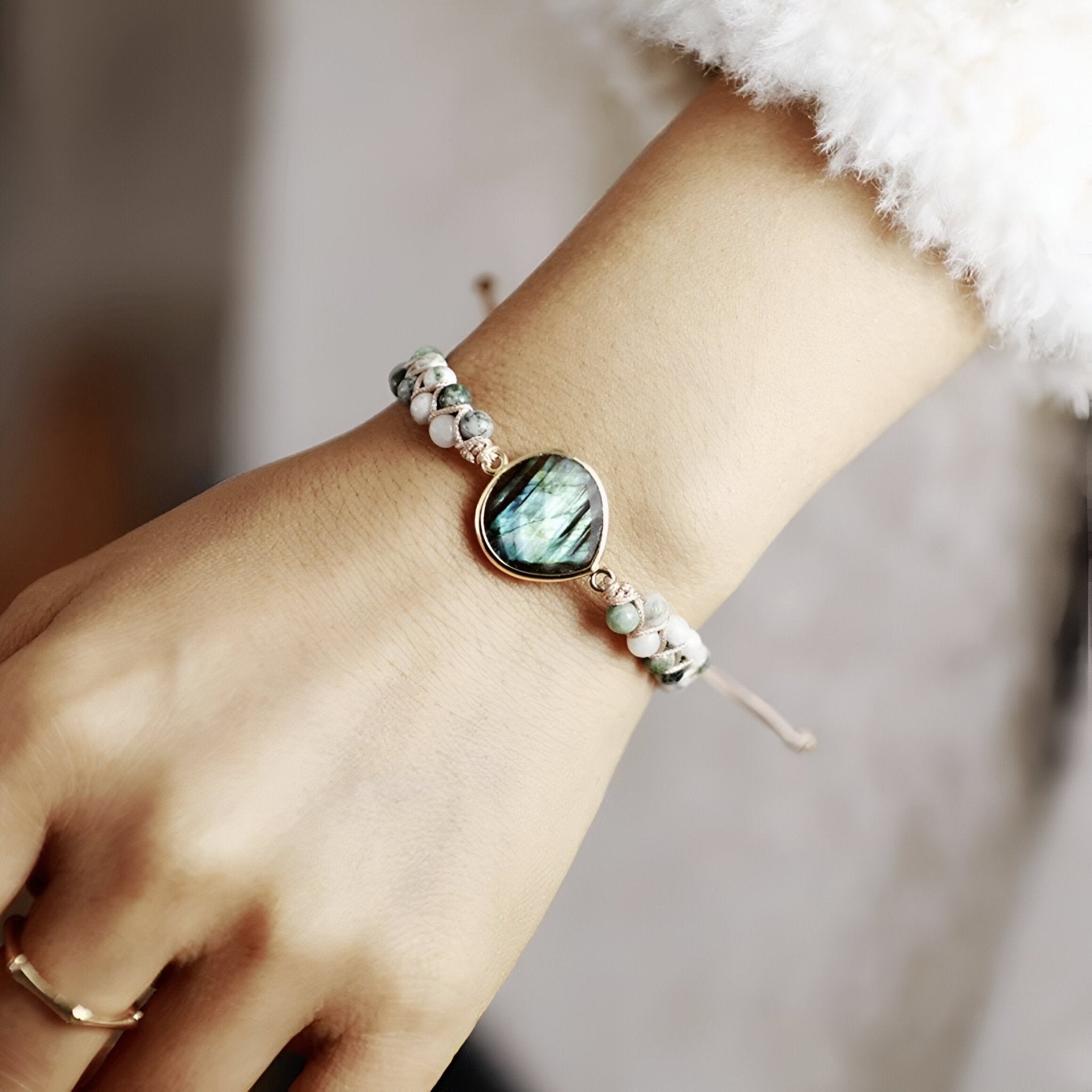 Bracelet en labradorite pour femme, complété par des tourmalines, modèle Darcie - La Boutique du Bracelet