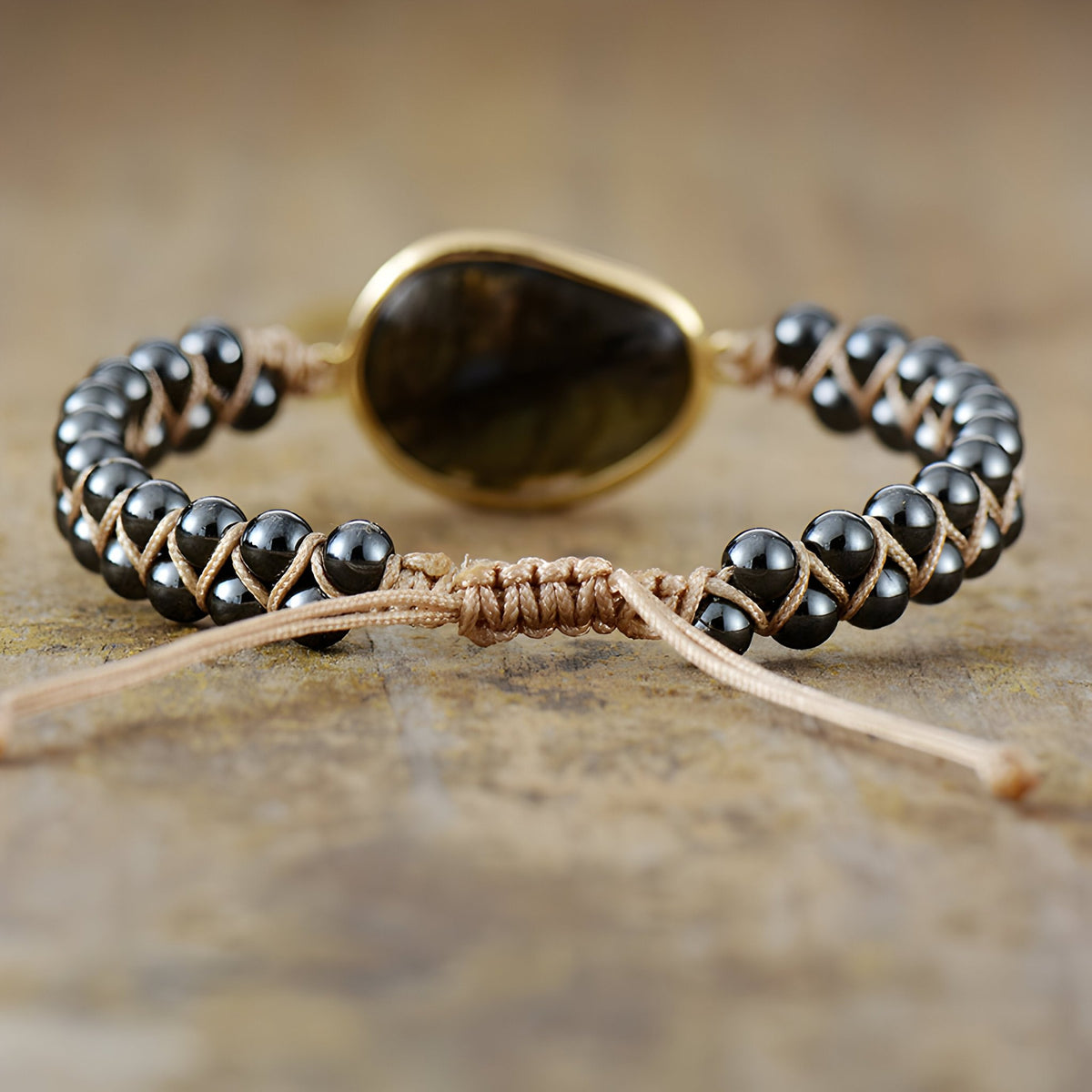 Bracelet multi-rangs femme en labradorite noire avec perles de tourmaline et fermoir coulissant en corde beige.