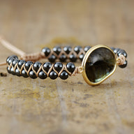 Bracelet femme multi-rangs en perles noires et pendentif labradorite serti or jaune.