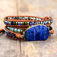Bracelet multi-rangs pour femme en lapis lazuli bleu profond, hématite noire brillante et cuir marron tressé, modèle Elsie.