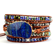 Bracelet multi-rangs femme en cuir marron avec pierres naturelles lapis lazuli bleues, hématite et perles facettées.