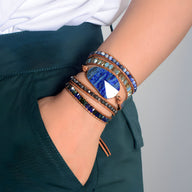 Bracelet multi-rangs pour femme en lapis lazuli et hématite avec liens en cuir marron.