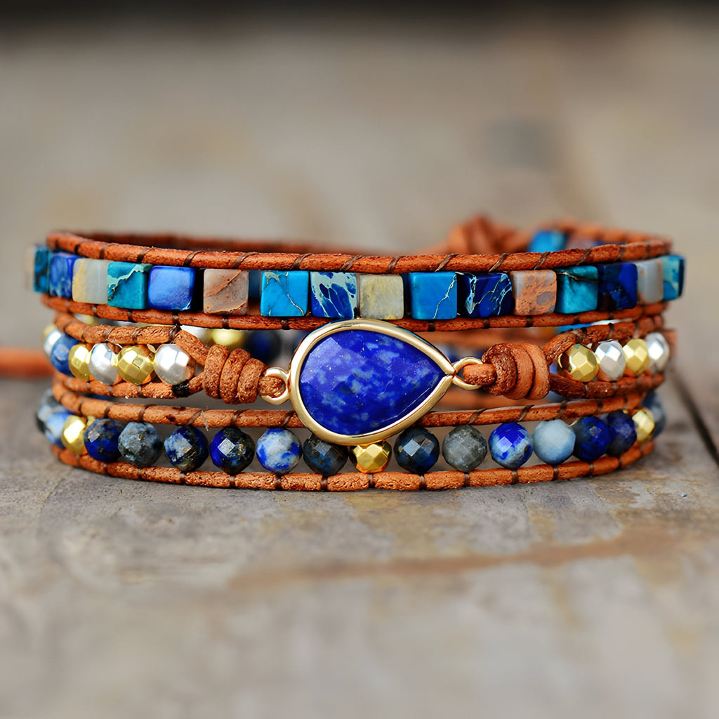 Bracelet multi-rangs en pierres naturelles avec lapis lazuli bleu, jaspe, perles dorées et cuir marron.