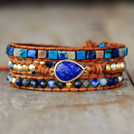 Bracelet multi-rangs en pierres naturelles avec lapis lazuli bleu, jaspe, perles dorées et cuir marron.