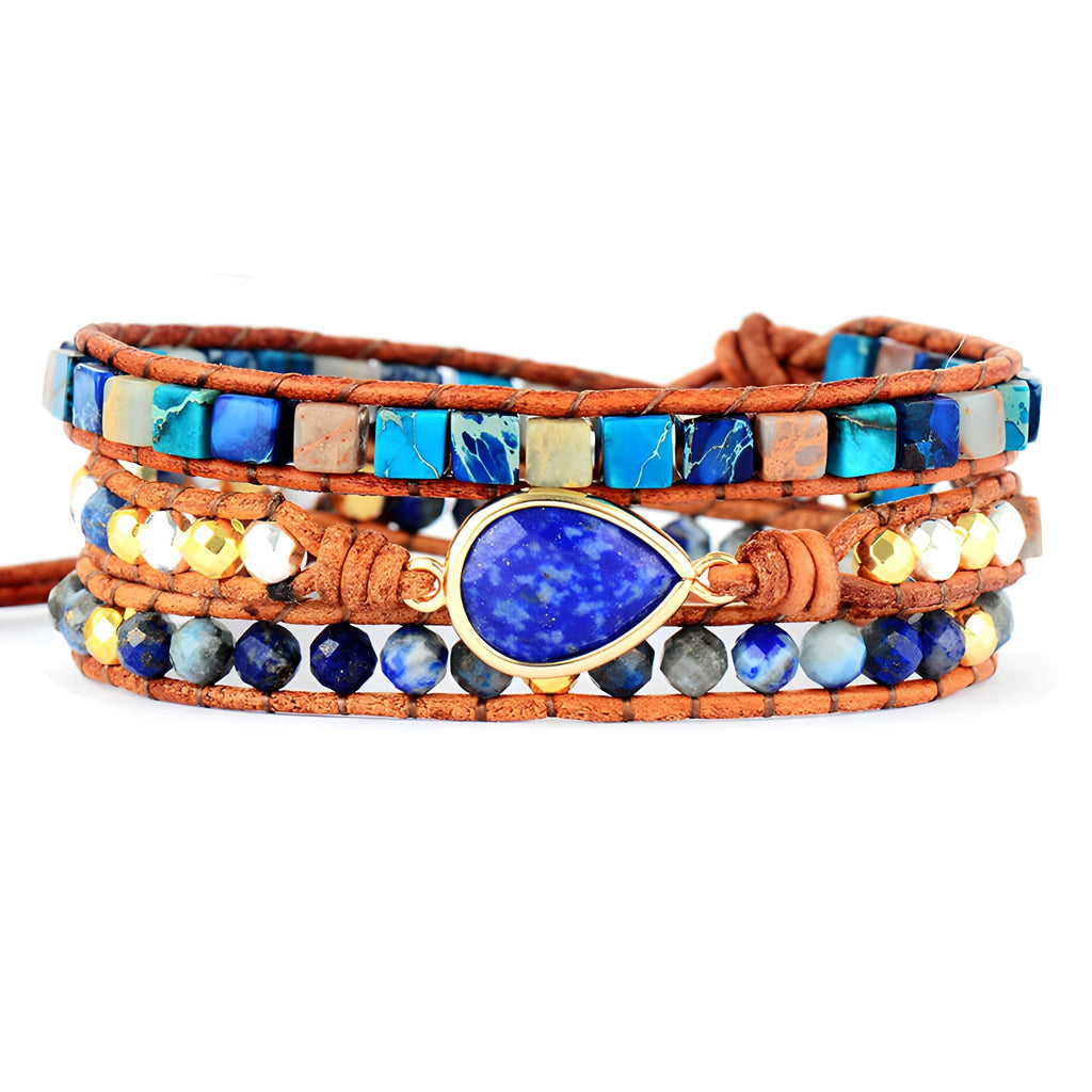 Bracelet multi-rangs en lapis lazuli bleu, jaspe marron et perles dorées avec breloque en forme de goutte.