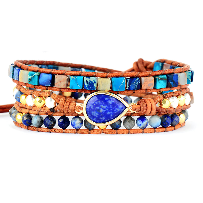 Bracelet multi-rangs en lapis lazuli bleu, jaspe marron et perles dorées avec breloque en forme de goutte.