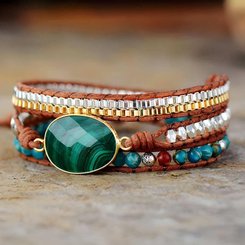Bracelet multi-rangs en cuir marron avec pierre centrale malachite verte ovale et perles de jaspe marron et vert.