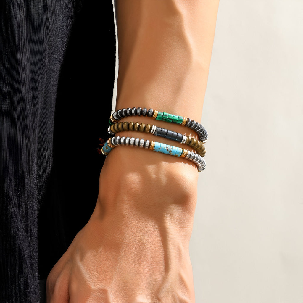 Bracelet homme en métal et perles turquoise, style multiple rangs, tons marron, gris et noir.