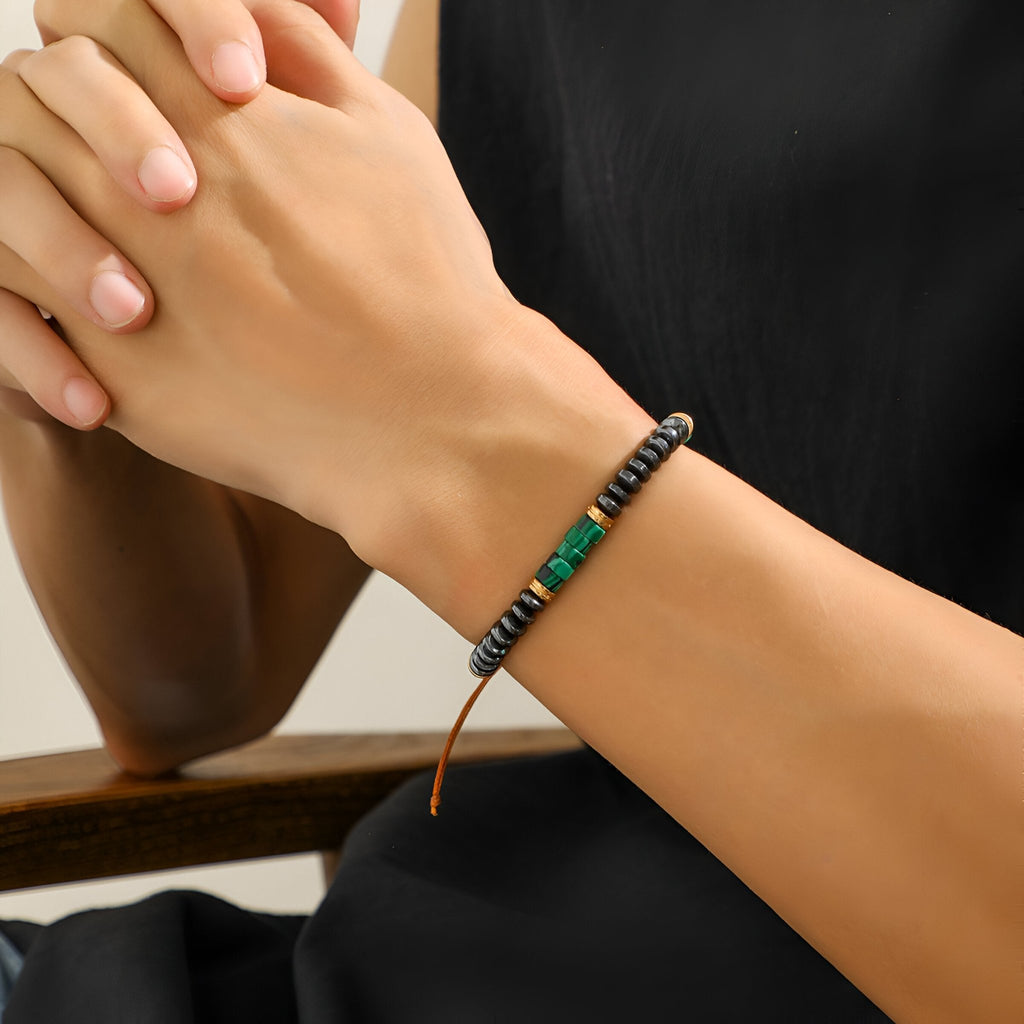 Bracelet homme en perles noires et pierres turquoise avec cordon marron ajustable.