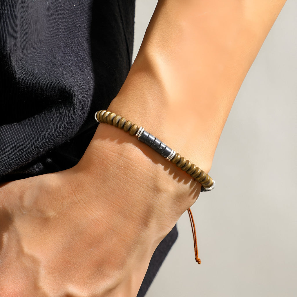 Bracelet homme en perles métalliques brun doré avec détails turquoises, style ajustable.