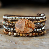 Bracelet multi-rangs en pierres naturelles avec pierre centrale jaspe beige et perles œil de tigre marron.