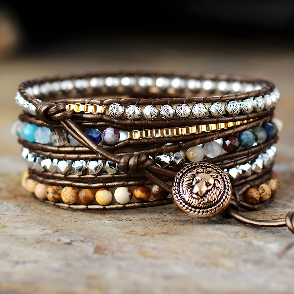 Bracelet multi-rangs femme en œil de tigre, jaspe multicolore et perles dorées avec bouton lion en métal vieilli.