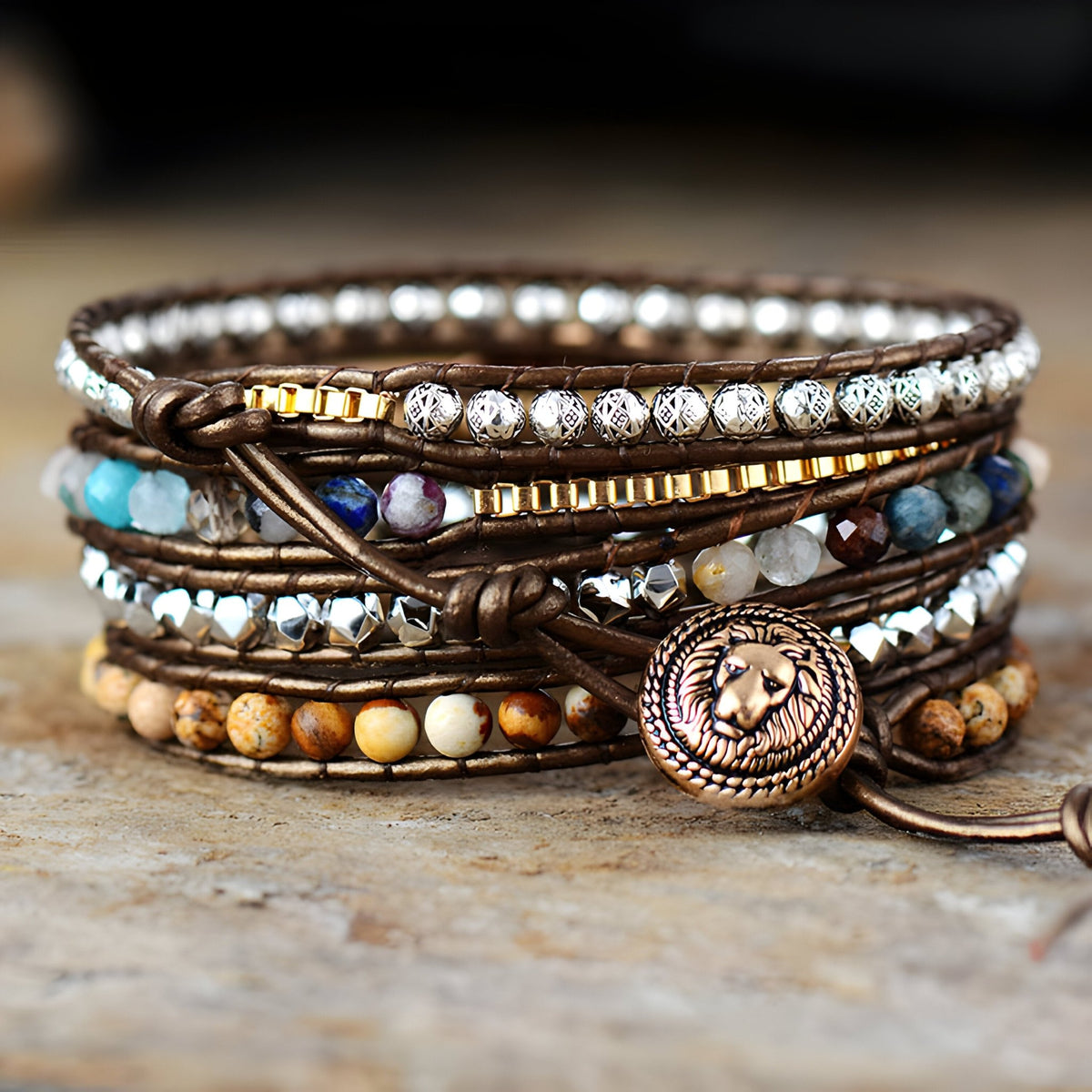 Bracelet multi-rangs femme en œil de tigre, jaspe multicolore et perles dorées avec bouton lion en métal vieilli.