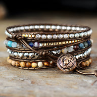 Bracelet multi-rangs femme en œil de tigre, jaspe multicolore et perles dorées avec bouton lion en métal vieilli.