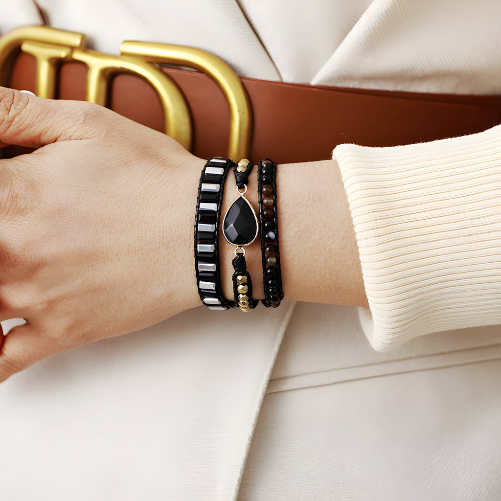 Bracelet multi-rangs femme en onyx noir et cuivre avec perles et pendentif goutte.