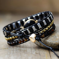Bracelet multi-rangs en onyx noir, perles cuivre doré, fermoir cœur en métal doré.